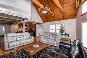 Casa, várias camas, piscina particular, vista para a piscina | Sala de estar | TV 42 polegadas com canais a cabo, lareira