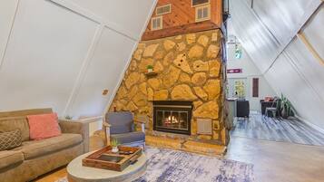 TV, lareira, videogames, mesa de pingue-pongue