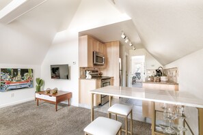 Fridge, microwave, oven, stovetop - 2-Bdr Main St. Loft, Pet Friendly!! (Frankenmuth)