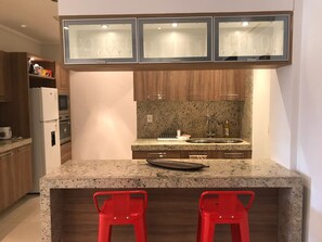 Appartamento Deluxe | Angolo cottura privato | Frigorifero con congelatore, microonde, forno, macchina per tè/caffè