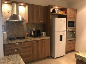 Appartement Deluxe | Cuisine privée | Réfrigérateur grande capacité avec congélateur, four à micro-ondes