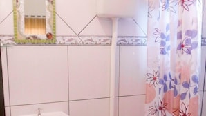 Basic Triple Room | Bathroom - Pousada Região (Garopaba)