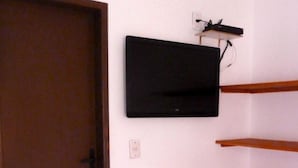 Basic Triple Room | Television - Pousada Região (Garopaba)