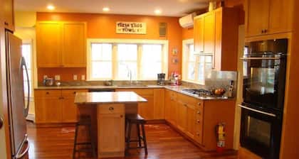 Eristäytynyt Hilltop ylellinen koti. Vesinäkymät. Askeleen päässä rannasta ja kaupungista