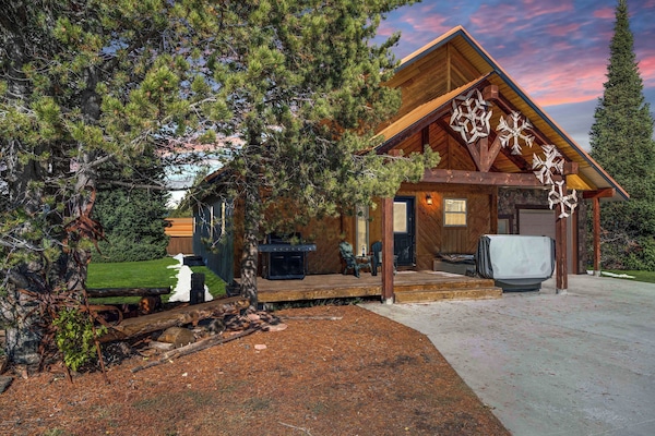 Huckleberry Hollow ~ hot tub, propane grill, and fire pit on front deck to enjoy with your group!