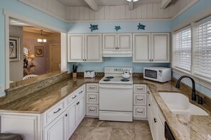 Talo, useita sänkyjä, yksityinen uima-allas | Yksityinen keittiö | Jääkaappi, mikroaaltouuni, liesi, astianpesukone