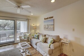 42-inch TV with cable channels - Breakers 102 (Hilton Head Island)