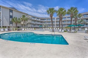 Outdoor pool - Breakers 102 (Hilton Head Island)