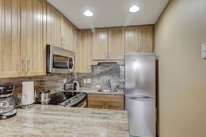 Refrigerador, microondas, placa de cocina, lavavajillas