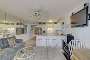 Villa, 1 cama Queen size, balcón, vista al océano | Sala de estar | Televisión de 42 pulgadas con canales por cable 