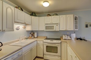 Villa, 1 Queen Bed, Balcony, Ocean View | Private kitchen