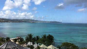Beach nearby, sun loungers, beach towels