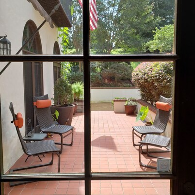 Luxury Suite near University of Tennessee campus, pet friendly