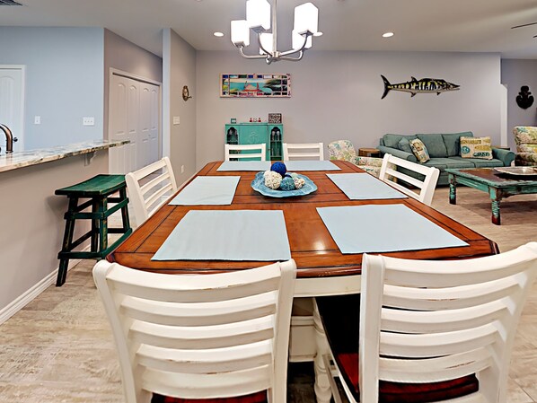 Fridge, microwave, stovetop, dishwasher - Our Happy Place (Port Aransas)