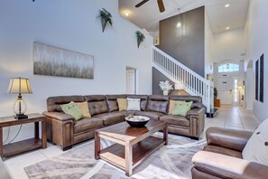 Smart TV, DVD player, books, stereo - South‑facing private pool/spa for all‑day sunshine. Equipped interior games room (Kissimmee)