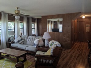 Téléviseur, jouets, livres