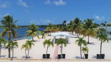 Beach nearby, sun loungers, beach towels