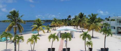 Beach nearby, sun loungers, beach towels