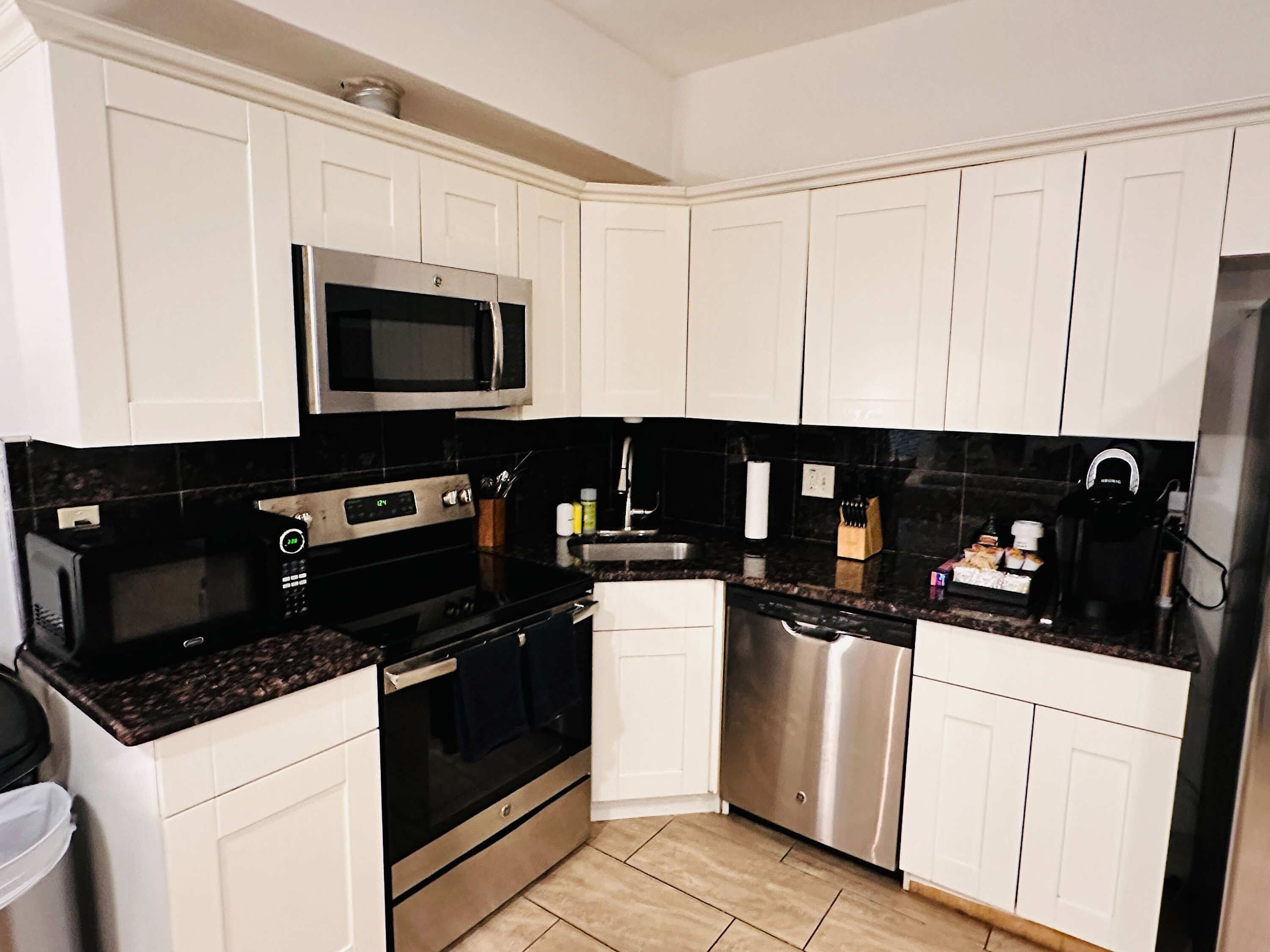 Kjøleskap, mikrobølgeovn, ovn og kokeplater