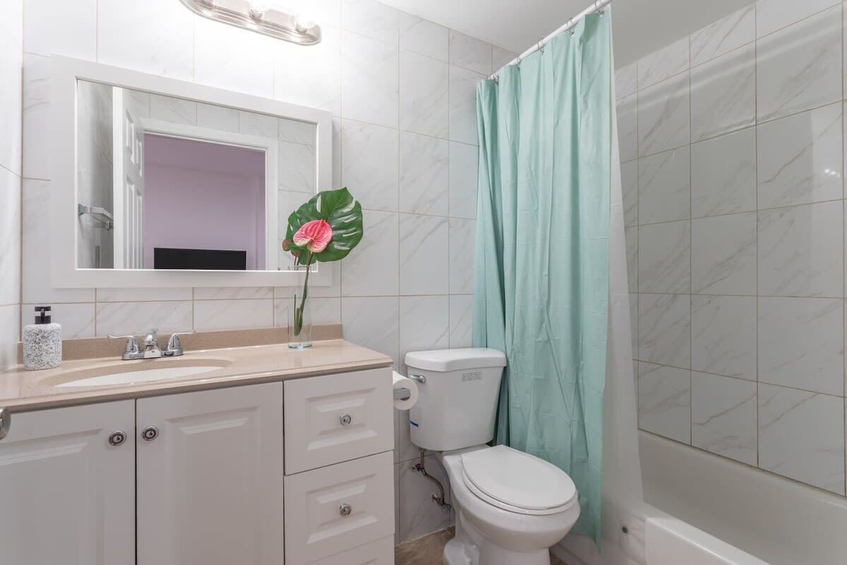 Un baño con inodoro, lavabo y espejo.