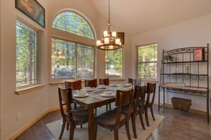 Fridge, microwave, stovetop, dishwasher - Sugar Pine Lodge (South Lake Tahoe)