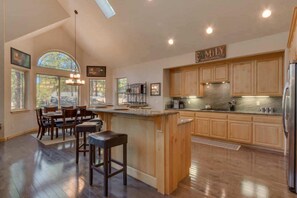 Fridge, microwave, stovetop, dishwasher - Sugar Pine Lodge (South Lake Tahoe)