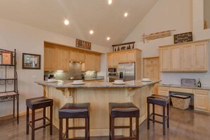 Fridge, microwave, stovetop, dishwasher