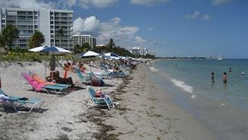 Beach nearby, sun loungers, beach towels