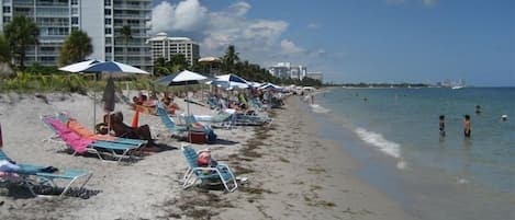 Una spiaggia nelle vicinanze, lettini da mare, teli da spiaggia