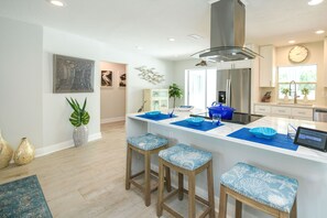 ثلاجة، ميكروويف، فرن، موقد طهي مسطح