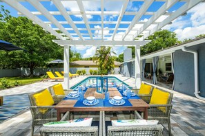 Outdoor dining - Modern Coastal Pool Retreat • Private Heated Pool • Minutes to Siesta Key Beach (Sarasota)