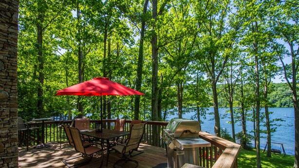 House, Multiple Beds, Hot Tub | Balcony - The Bear's Den (McHenry)
