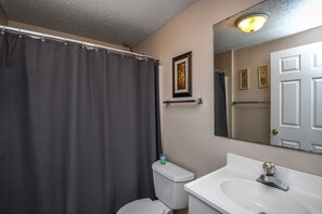 Maison, 2 grands lits, cuisine | Salle de bain