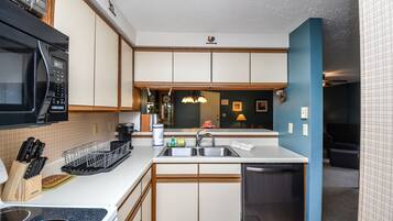 House, 2 Queen Beds, Kitchen | Private kitchen