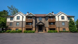 Exterior - Ski Harbor 40 (McHenry)