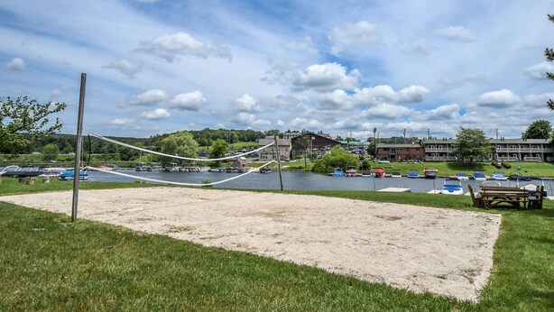 Outdoor pool - Ski Harbor 40 (McHenry)