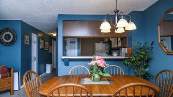 House, 2 Queen Beds, Kitchen | Private kitchen