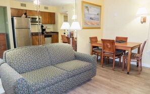 Una televisión, un reproductor de DVD, un futbolín