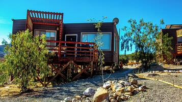 1 kamar tidur, seprai premium, busa memori, dan didekorasi berbeda-beda