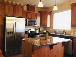 Refrigerador, microondas, horno y parrilla de estufa 