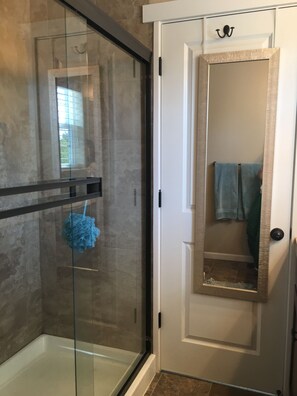 Combined shower/tub, hair dryer, towels, soap -  Luxury 3BR + Studio Townhome – Walk to Nike, MAX, Dining & More! (Beaverton)