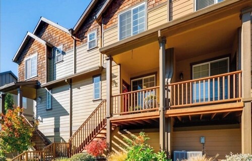  Luxury 3BR + Studio Townhome – Walk to Nike, MAX, Dining & More!