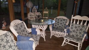 Outdoor dining - Country Farm Cottage @ Casa deCheval Chateaux- St Augustine (St. Augustine)