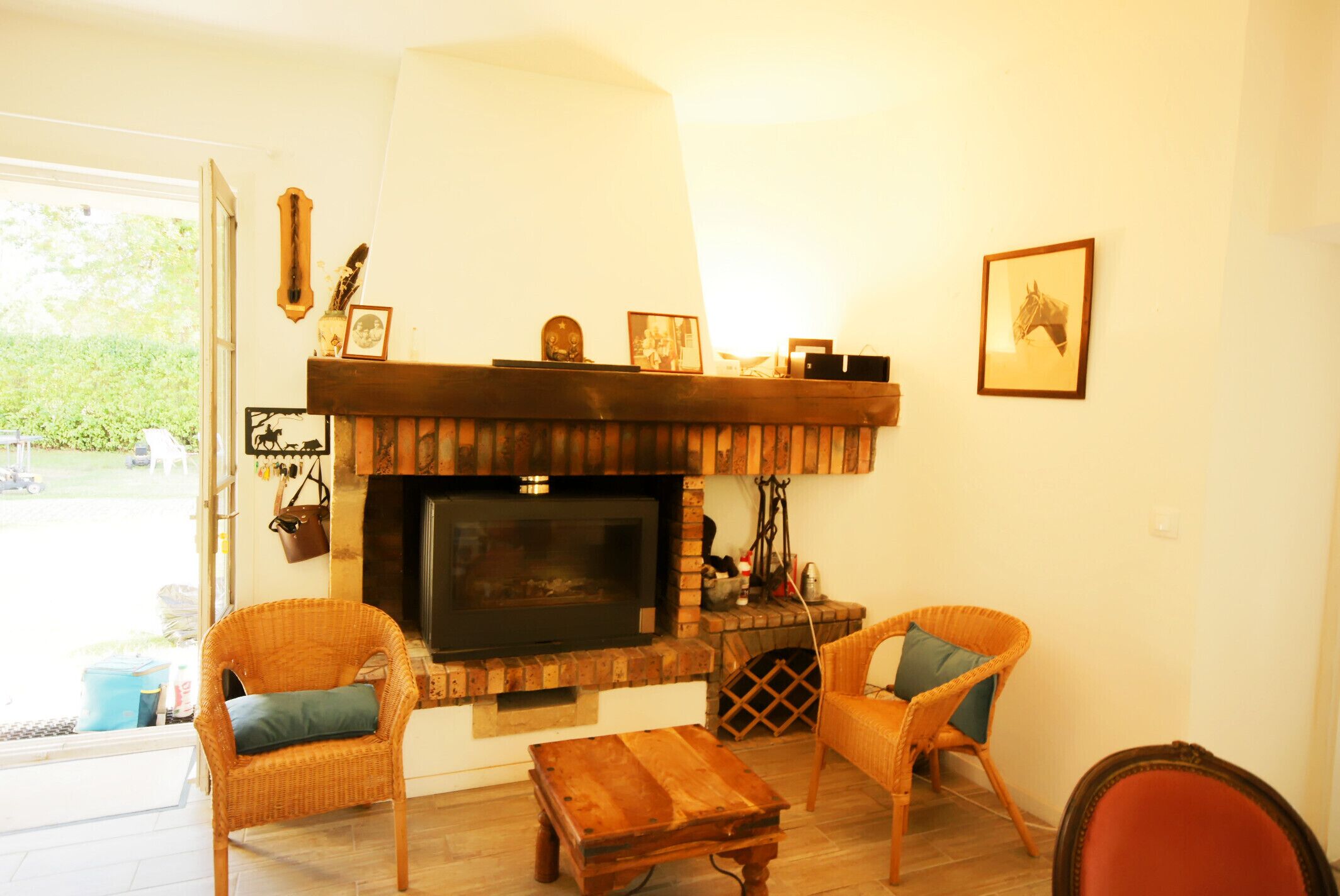 Televisie, een open haard, een dvd-speler en speelgoed