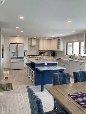 Fridge, microwave, oven, stovetop - HANDICAP ACCESSIBLE SPECTACULAR VIEWS OCEAN FRONT 4 BEDROOM 3 BATH SLEEPS 8-10 (North Truro)