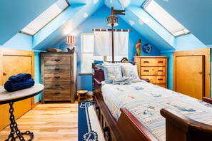 4 habitaciones, escritorio y tabla de planchar con plancha 