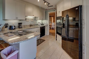Villa, varias camas, balcón, vista al océano | Cocina privada | Refrigerador, microondas, parrilla de estufa y lavavajillas 