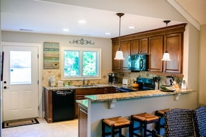 Fridge, microwave, stovetop, dishwasher - Surf Scoter 10 (Hilton Head Island)