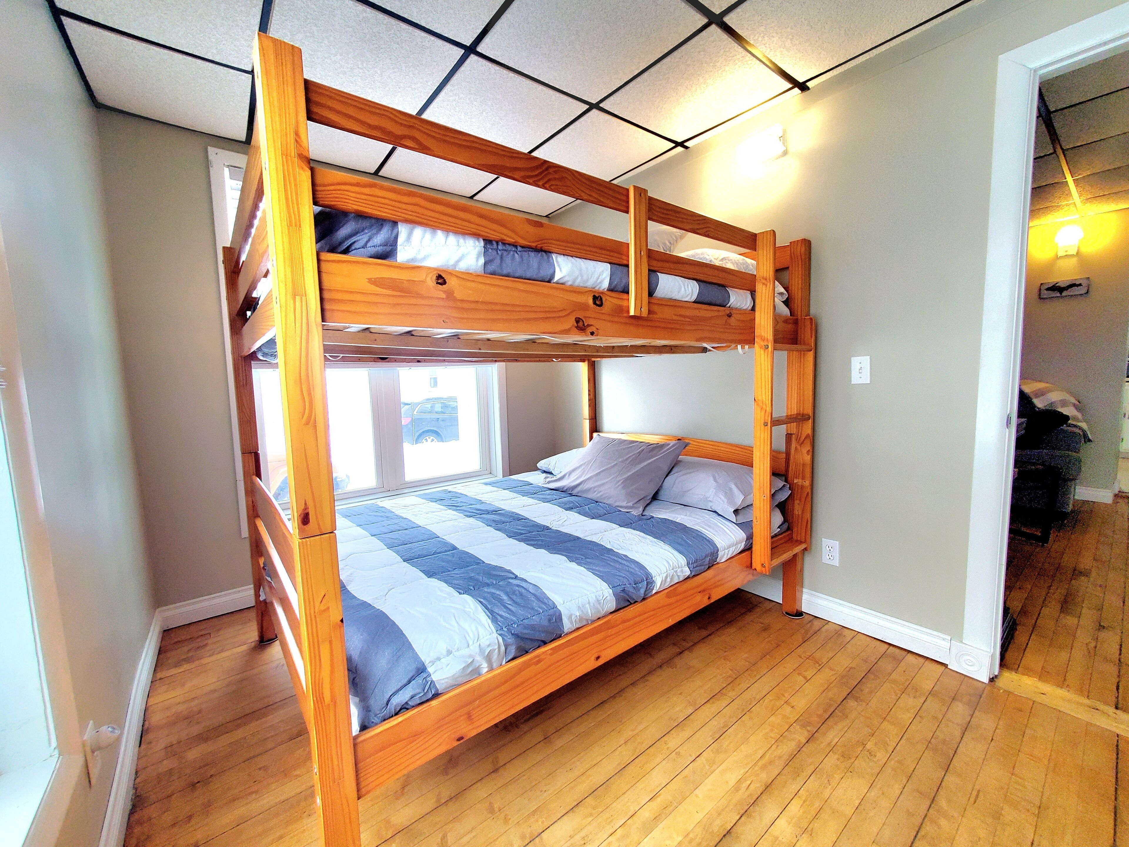 2 quartos, escrivaninha, ferros/tábuas de passar roupa, berço de viagem