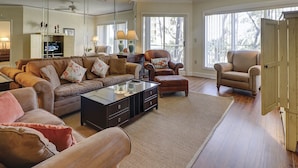 42-inch TV with cable channels - Windsor Place 107 (Hilton Head Island)